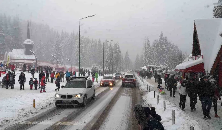 Aglomeraţie de drumul de munte după Crăciun. Poleiul şi ninsorile îngreunează circulaţia pe mai multe drumuri