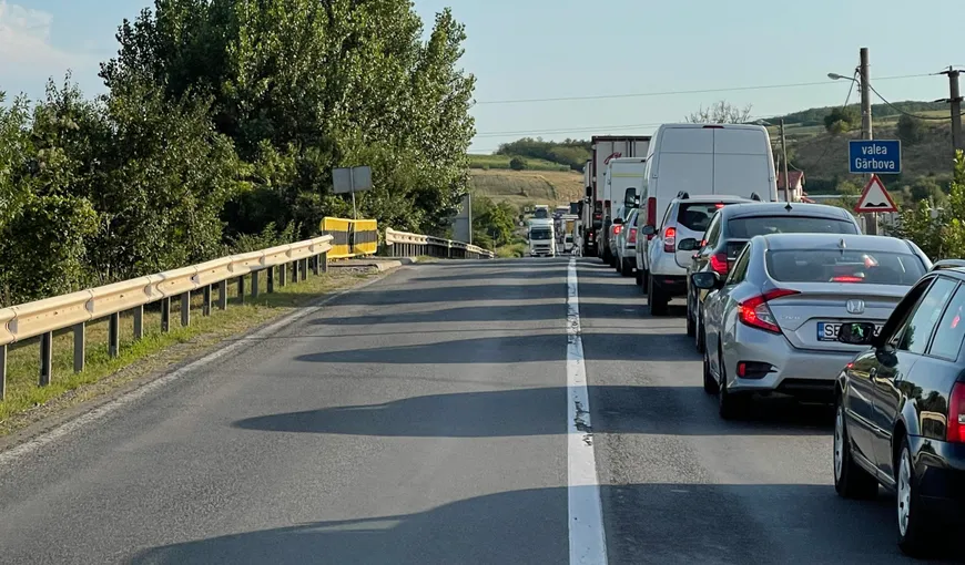 Locuitorii din mai multe localităţi de pe DN1 au sărbătorit cu şampanie şi au pupat asfaltul de bucurie că au scăpat de aglomeraţie după deschiderea traficului pe autostrada A10, între Alba Iulia şi Aiud