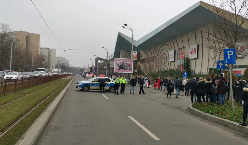 Ameninţare FALSĂ cu bombă la mall-ul Park Lake din Bucureşti. Sute de persoane, evacuate de urgenţă. Traficul în zonă e restricţionat