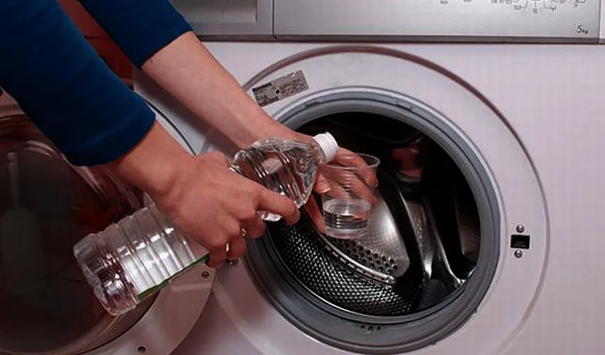 Trucul genial care îţi face rufele pufoase şi alungă mirosul neplăcut din maşina de spălat