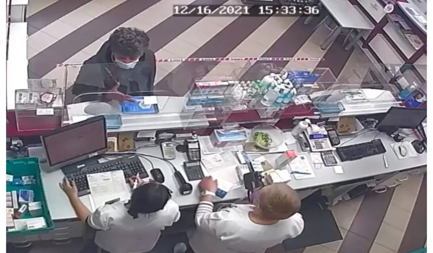Femeie căutată de poliţişti, după ce a plecat din farmacie cu borseta plină cu bani uitată de un bărbat