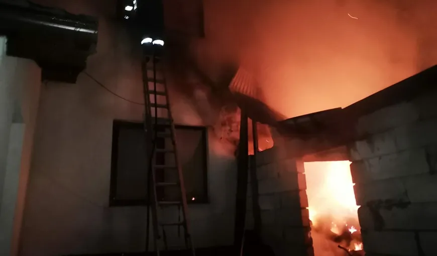 Incendiu puternic la o Primărie din Argeş. Focul a fost pus intenţionat VIDEO