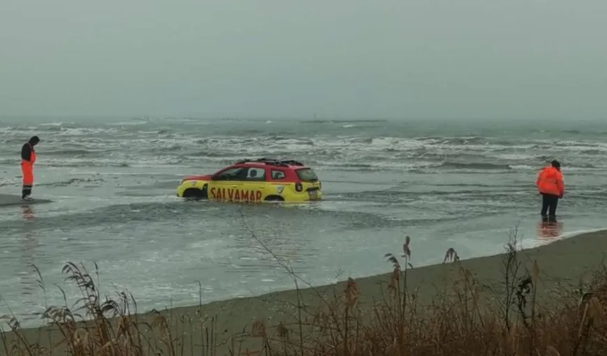 O maşină a Salvamarilor, împotmolită în mare. Imaginile de pe plaja din Mamaia au fost făcute publice