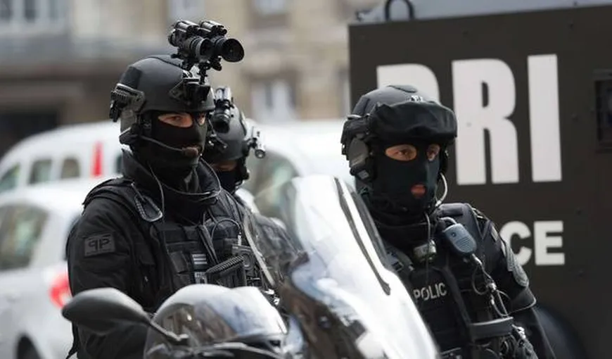 Luare de ostatici la Paris. Un imigrant terorizează două femei şi le ţine într-un magazin, sub ameninţarea cuţitului VIDEO