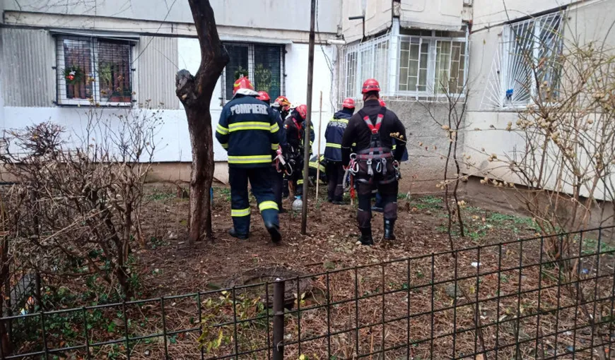 O femeie a rămas blocată într-o gură de aerisire a unui bloc după ce a vrut să salveze o pisică. Pompierii au spart peretele ca să o scoată