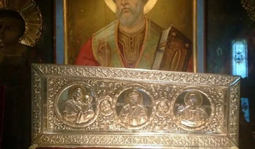 Racla cu mâna Sfântului Nicolae a fost pusă spre închinare în pridvorul Bisericii Sf. Gheorghe Nou. Cât timp va rămâne deschisă