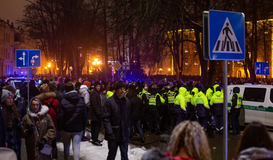 Mii de manifestanţi în Letonia, în plină stare de urgenţă. Oamenii s-au bătut cu poliţia şi au ameninţat că vor prelua puterea VIDEO