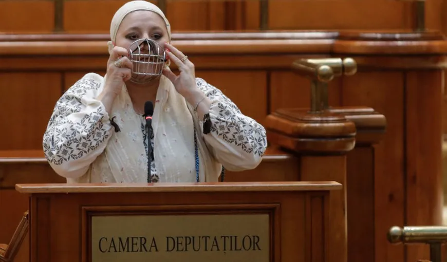 Diana Şoşoacă, portretizată în presa din Italia: „Senator antivaccinare, cu masca lui Hannibal Lecter în Parlament”
