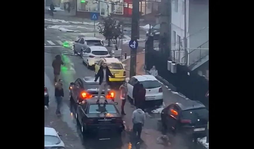 Un interlop înarmat cu un cuţit a terorizat o stradă din Târgu Jiu. Sindicatul Poliţiştilor acuză faptul că în acest timp forţele de ordine trebuie să verifice persoane carantinate VIDEO