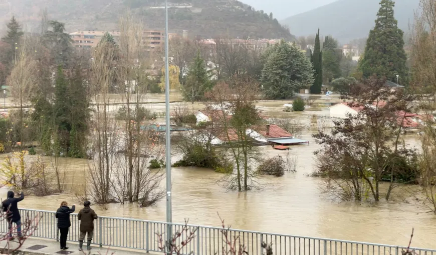 Inundaţii devastatoare şi alunecări de teren, în nordul Spaniei. O femeie de 49 de ani a murit în maşină, strivită de un acoperiş
