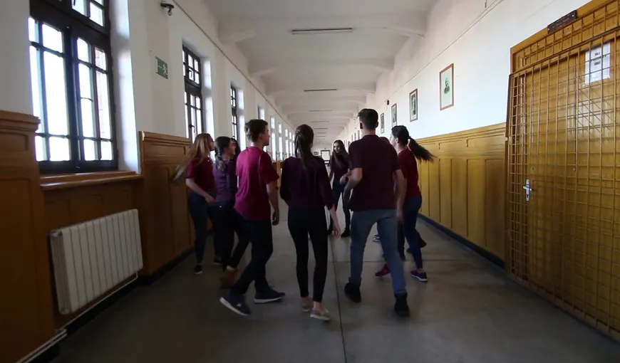 Prima şcoală din Bucureşti care trece în online în valul 5. 41 de elevi şi 11 profesori au COVID-19