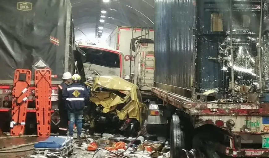 Accident înfiorător produs în tunel. Şapte morţi, după ce remorca unui camion s-a desprins şi a izbit violent 15 maşini