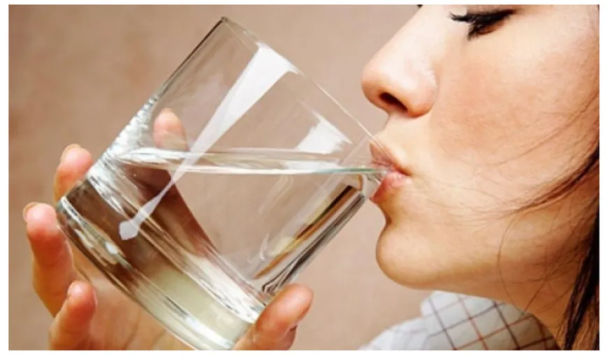 Ce se întâmplă dacă bei apă în timpul mesei. Cele mai cunoscute mituri demontate de specialişti