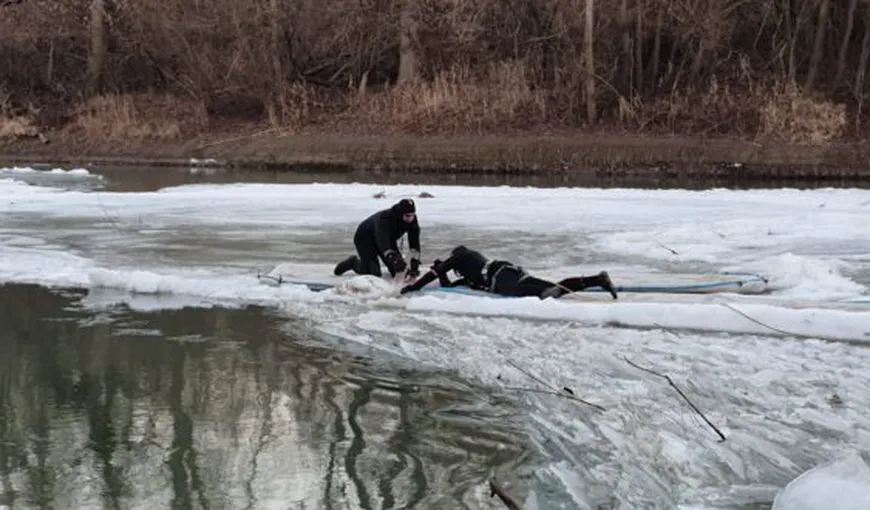 Trei copii au căzut într-un lac îngheţat din Braşov după ce s-au plimbat cu bicicleta pe gheaţă. UPDATE: Un băiat de 14 ani a murit