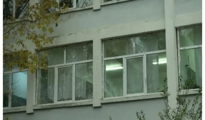 Incident şocant la o şcoală din Gorj. O elevă s-a aruncat de la etaj din cauza unei medii mici