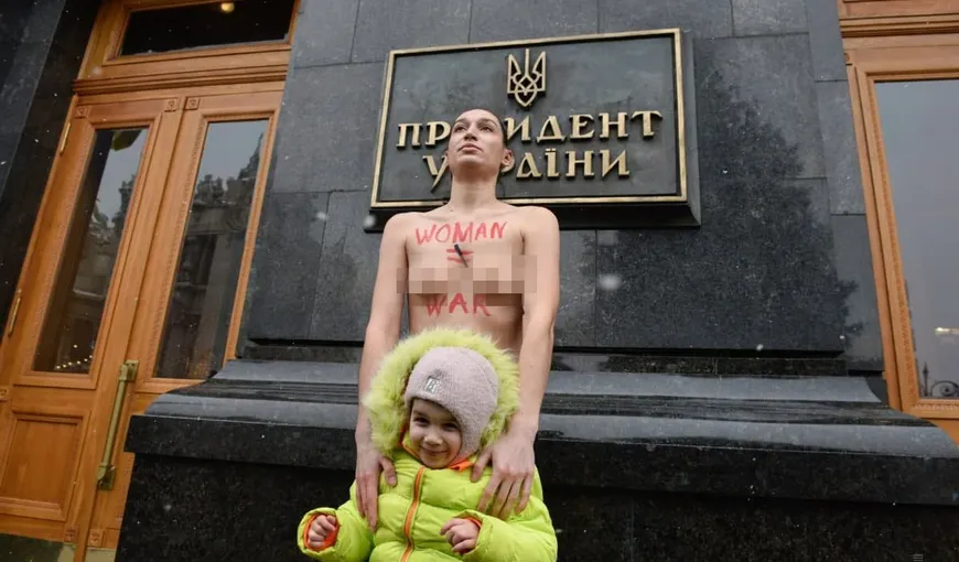 O activistă FEMEN a protestat la Kiev în contextul conflictului Ucrainei cu Rusia. Ce i-a solicitat preşedintelui Zelensky