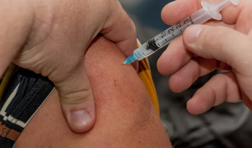 De ce se infectează cu COVID-19 persoanele care s-au vaccinat. Explicaţiile medicilor