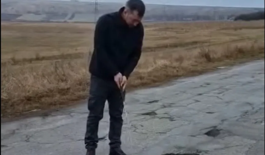 Haz de necaz la Vaslui. Un tânăr a jucat golf la găurile dintr-un drum judeţean, în semn de protest VIDEO