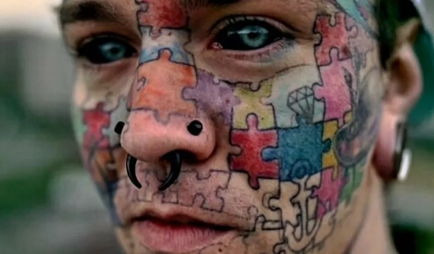 El e omul – puzzle care întoarce  toate privirile atunci când intră într-o încăpere. Și-a tatuat toată fața și și-a făcut zeci de intervenții chirurgicale: „Nu vreau să arăt uman”