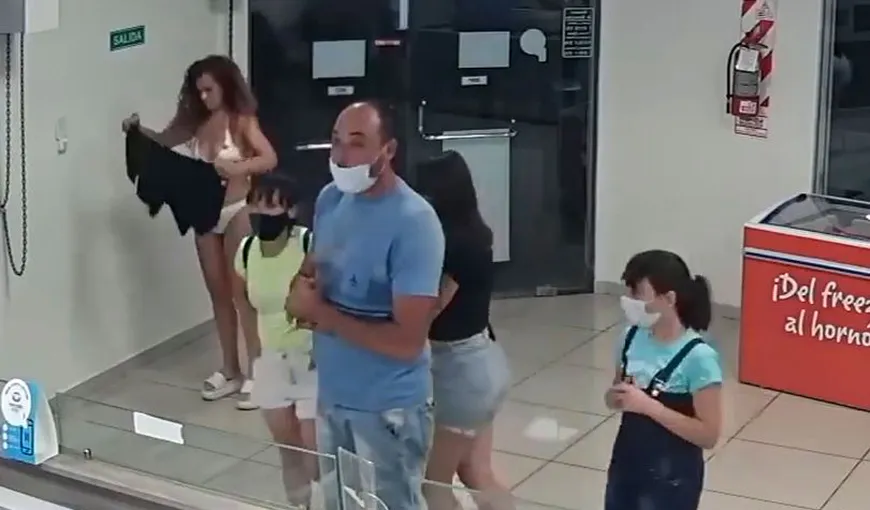 O femeie s-a dezbrăcat de rochie ca să o folosească pe post de mască într-un magazin, sub privirile şocate ale clienţilor şi angajaţilor. VIDEO