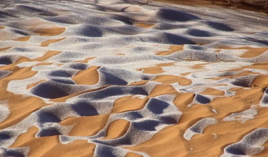 În Sahara ninge mai mult decât în București. Deșertul algerian a fost acoperit cu un strat consistent de zăpadă, imagini unice