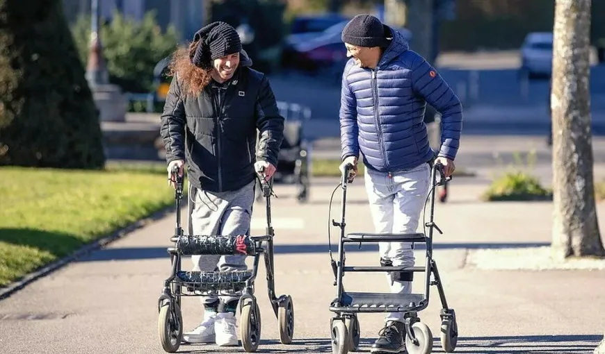 Minunile ştiinţei. Un bărbat paralizat, cu măduva spinării secţionată complet, poate merge din nou datorită unui implant VIDEO