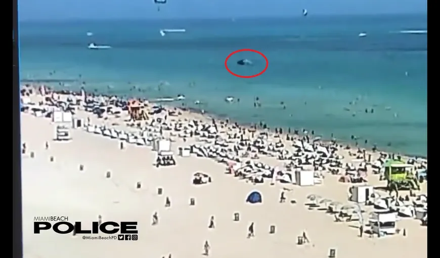 VIDEO Un elicopter s-a prăbușit în apă, la doar câțiva pași de oamenii care înotau