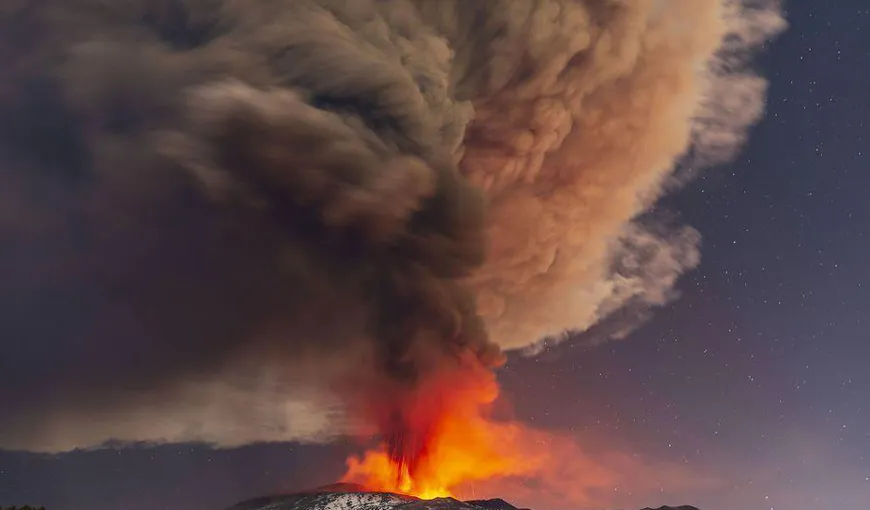 Vulcanul Etna a luminat cerul cu explozii. Imagini ireale create de lava topită VIDEO