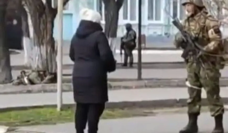Gest uluitor! O femeie din Ucraina a înfruntat soldaţii ruşi cu mâinile goale. „Ce naiba faceți pe pământul nostru?” VIDEO