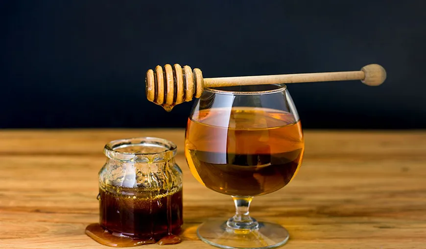 Hidromelul, băutura pe bază de miere, preparată încă din antichitate, care te întinereşte. Era numit „băutura zeilor”
