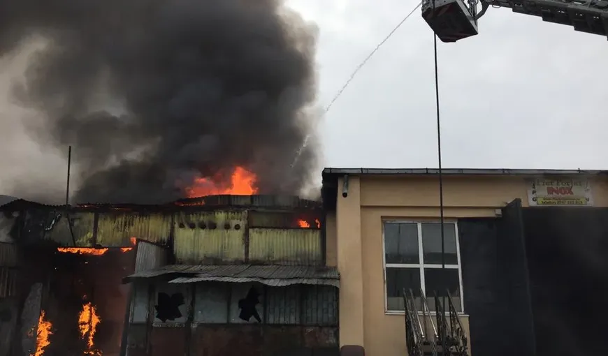 Incendiu puternic în Bacău. Flăcări uriaşe au cuprins un depozit. Pompierii intervin de urgenţă