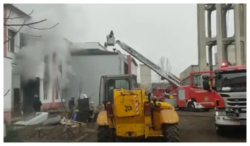 Incendiu puternic la fabrica de încălţăminte Clujana. Pompierii au intervenit de urgenţă