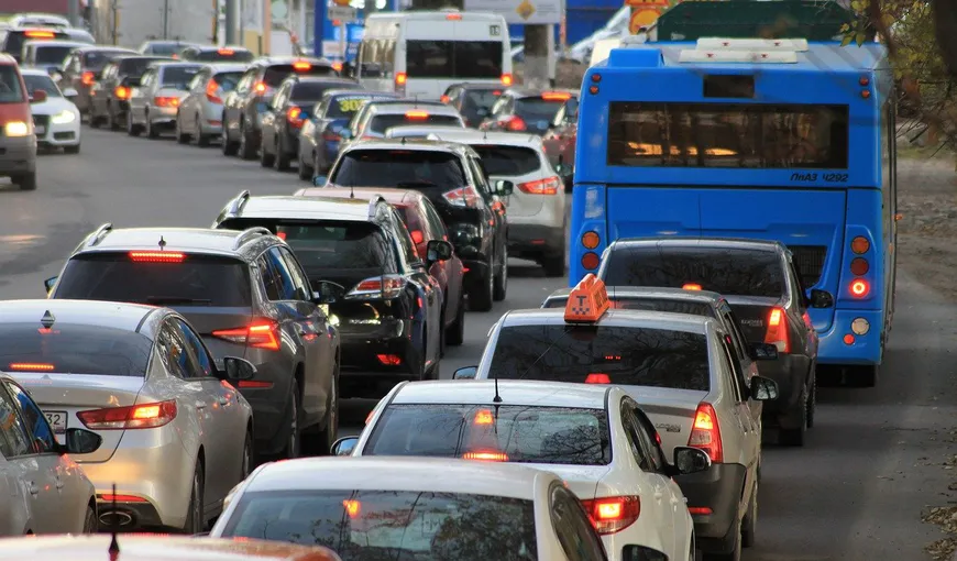 Într-o ţară fără autostrăzi şi cu oraşe sufocate de gaze de eşapament şi poluare, românii îşi cumpără în disperare maşini! Înmatriculările de mașini noi au crescut cu peste 56% în ianuarie