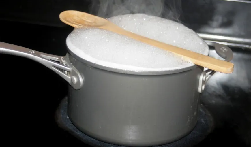 Truc genial: cum să găteşte mâncare repede fără să dea în foc. Ai nevoie doar de o lingură de lemn