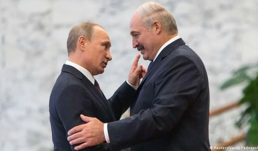 Aleksandr Lukaşenko îşi avertizează vecinii: „Liderii Ucrainei fumează, trag pe nas şi beau!”