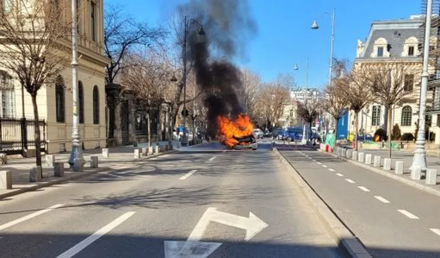 Incendiu pe Calea Victoriei din Bucureşti. A luat foc o maşină. Imagini terifiante FOTO&VIDEO