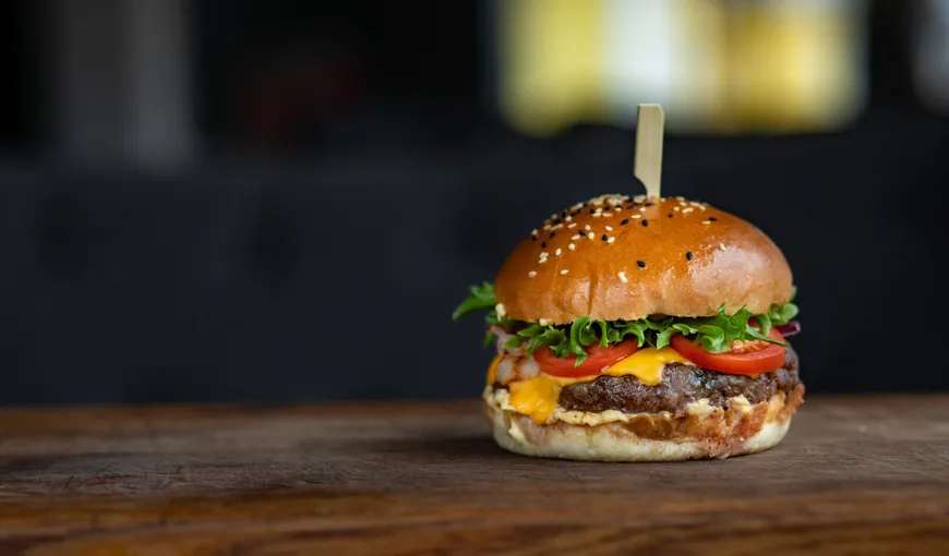 Cum să-ți pregătești un burger sănătos chiar la tine acasă. Urmează acești pași simpli ca să-ți iasă o rețetă ca la carte