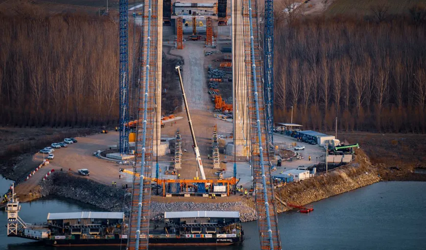 Cât de mult au avansat lucrările la podul suspendat peste Dunăre. Imagini unice cu Munții Măcinului, imortalizate de pe pod – FOTO