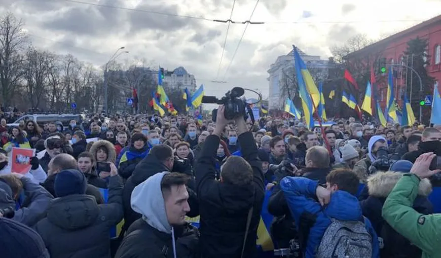 Proteste de amploare la Kiev. Mii de oameni au ieşit în stradă. „Nu vrem război” VIDEO