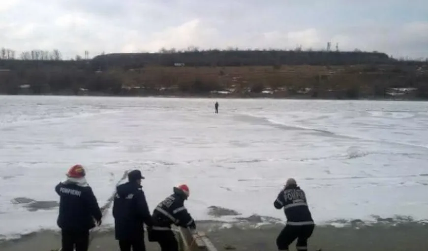 Doi fraţi din Neamţ au murit după ce au căzut în râul Bistriţa. Fetiţa de 8 ani şi băiatul, 7 ani, se jucau pe gheaţă