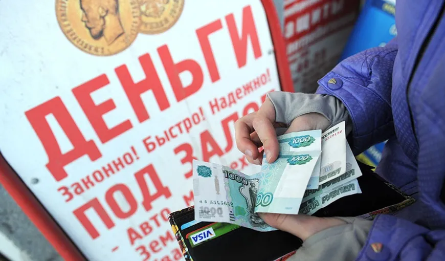 Războiul din Ucraina atacă portofelul ruşilor: Rubla s-a prăbuşit luni cu aproape 30%, atingând un minim istoric faţă de dolarul american