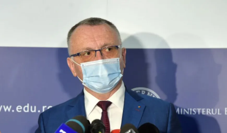 Sorin Cîmpeanu nu renunţă la testele din salivă: 18,5 milioane de teste vor ajunge în şcoli / Guvernul a aprobat reorganizarea ARACIP