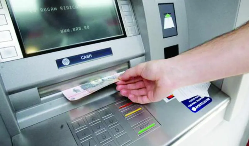 Românii retrag banii din bancomate. Ce anunţ fac băncile: „Am înregistrat o creștere a cererii de numerar”