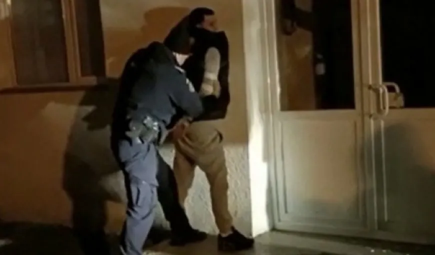 Scene de groază în Galaţi. Un bărbat înarmat cu o macetă a atacat mai mulţi tineri. A încercat să atace şi jandarmii VIDEO