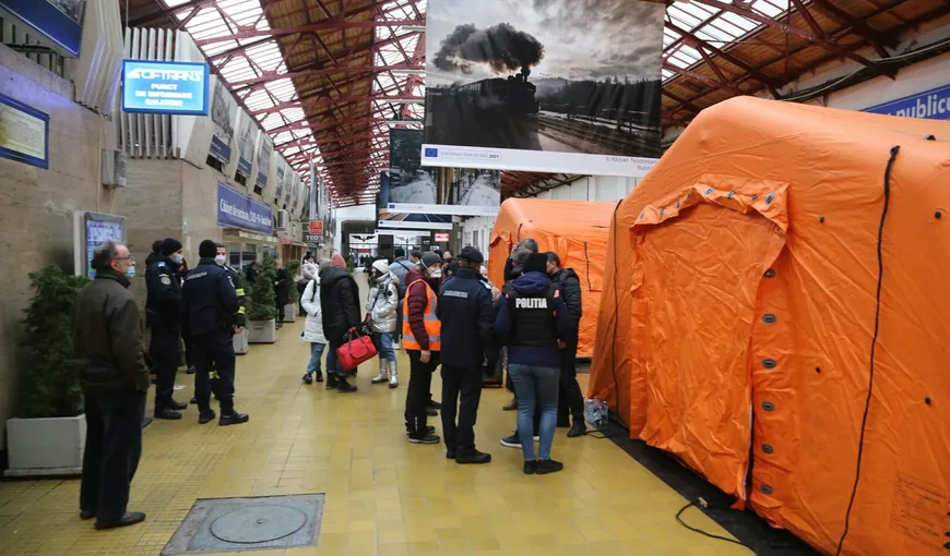 Sute de refugiaţi ucraineni ajung cu trenul la Bucureşti. În Gara de Nord au fost instalate noi corturi