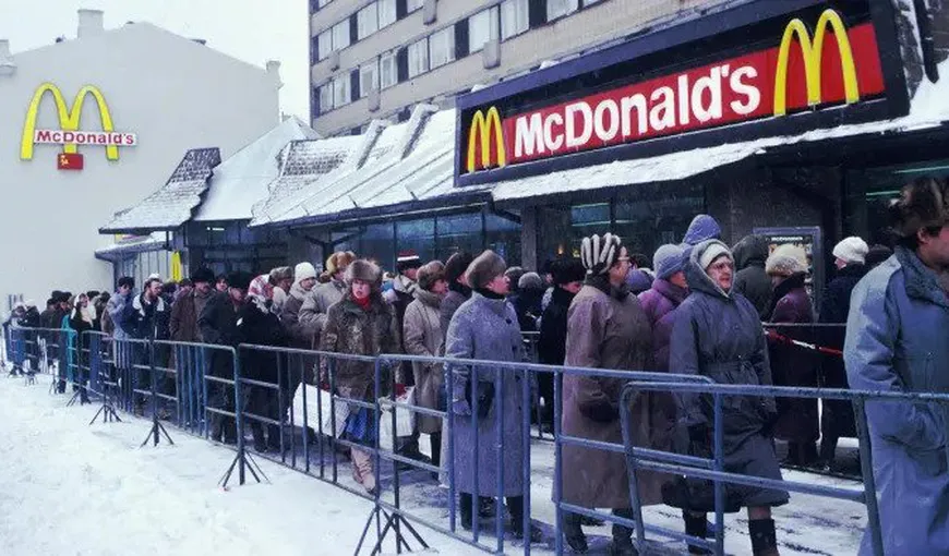 FOTO Ruşii şi-au burduşit frigiderele cu burgeri, disperați din cauza închiderii McDonald’s. Specula e în toi, un Big Mac se vinde cu 250 de lire sterline