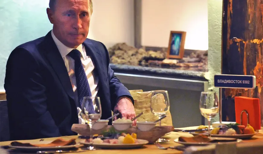 Vladimir Putin a devenit din ce în ce mai paranoic. Se teme să nu fie otrăvit, a înlocuit întreg personalul de la Kremlin şi are oameni care gustă mâncarea înaintea sa