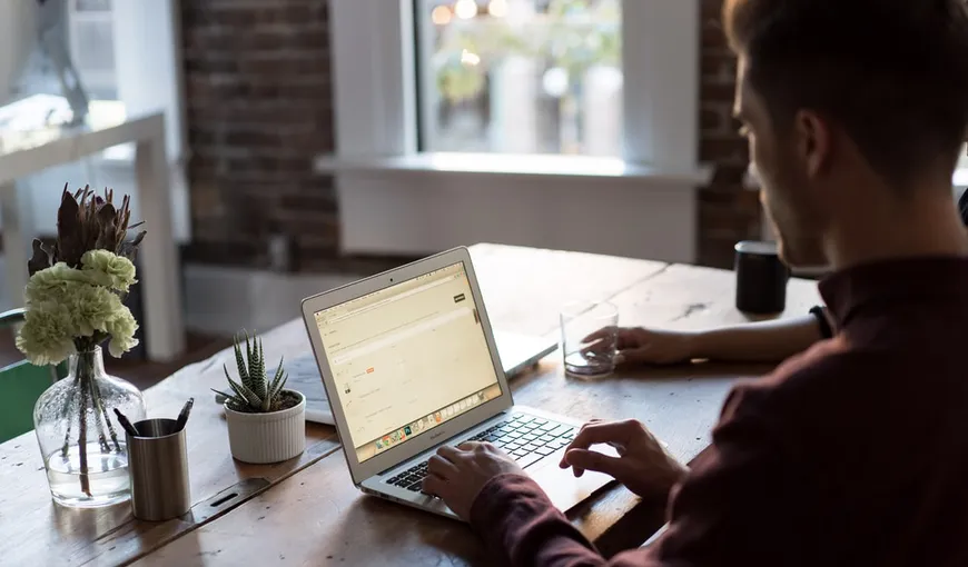 Angajaţii preferă să lucreze în sistem hibrid. Un sfert dintre ei şi-ar da demisia, dacă nu îşi pot alege modul de lucru. SONDAJ BestJobs
