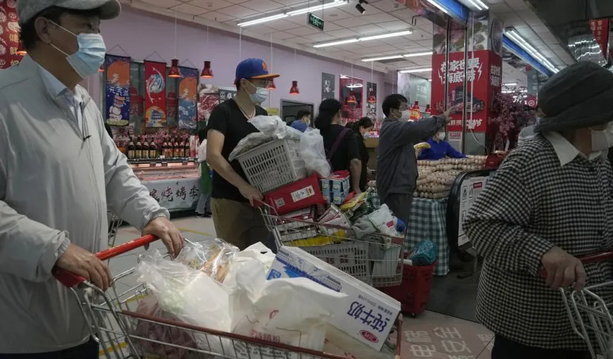 Cozile disperării la Beijing, oamenii se calcă în picioare pentru ultimele cumpărături, înainte de a fi închişi în case, în „stil Shaghai” VIDEO