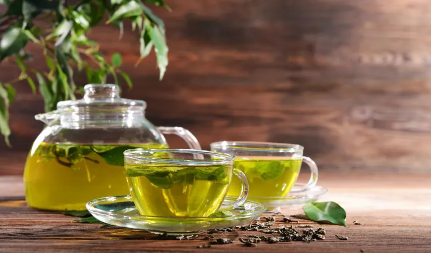 De ce nu e bine să puneți frunzele de ceai verde în apa clocotită. Avertismentul specialiștilor pentru cei care au acest obicei